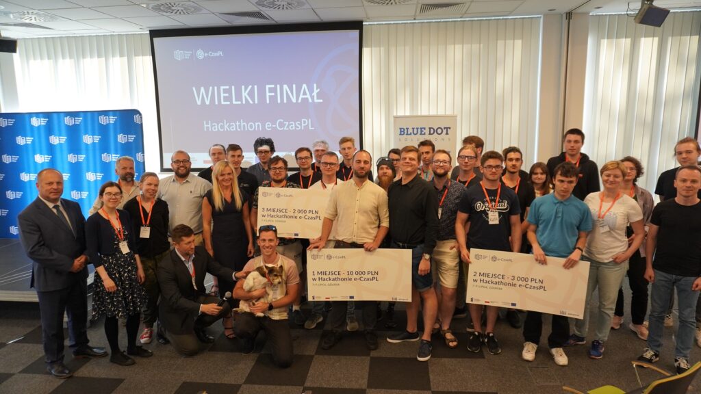wspólne zdjęcie uczestników, mentorów i organizatorów